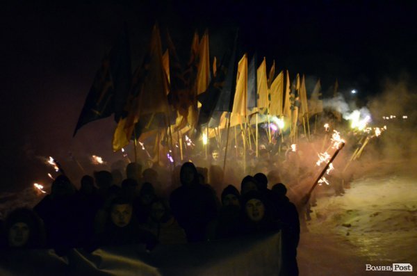 Вогонь та пам'ять: Маневичами пройшла смолоскипна хода на честь Героя