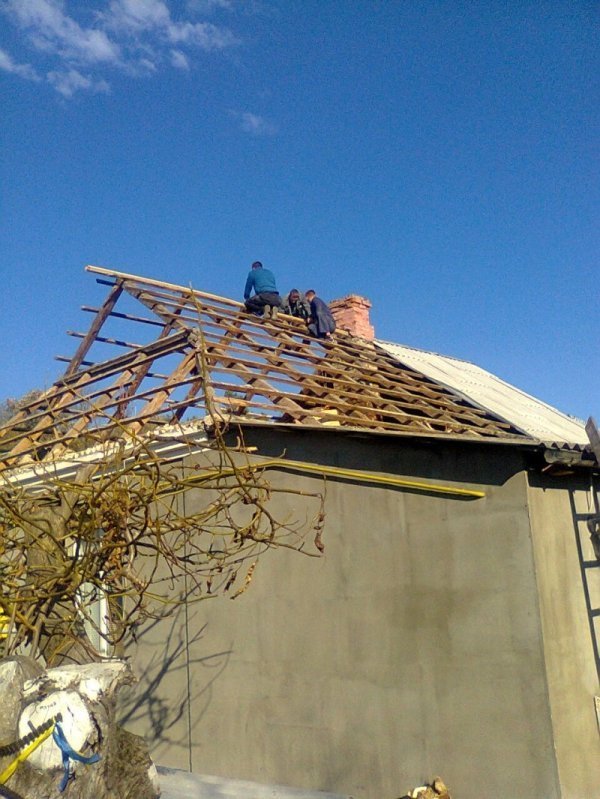 На Волині сім'ям загиблих бійців полагодили дах будинків. ФОТО