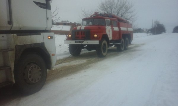 Сніг на Волині: рятувальники буксирували «швидку»