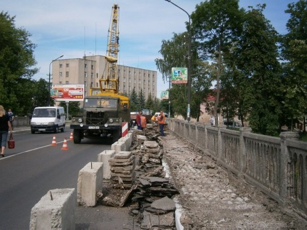 У центрі Ковеля ремонтують міст. ФОТО
