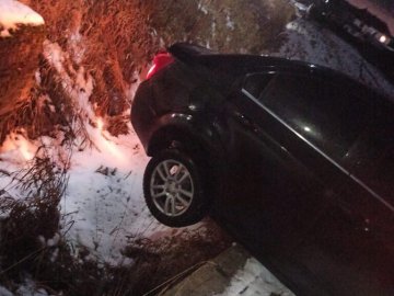 На Львівщині троє чоловіків врятували автомобіль, який ледь не злетів у прірву. ФОТО