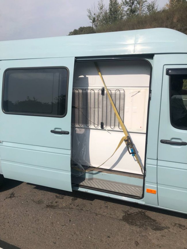 На «Устилузі» у чоловіка вилучили партію холодильників та бус. ФОТО