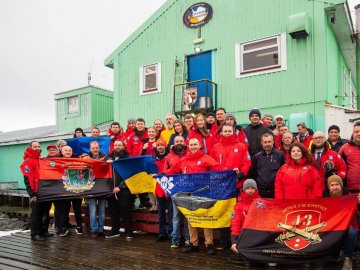 Прапор волинської бригади підняли в Антарктиді. ФОТО
