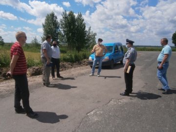 На Волині влада та поліція перевірили, як ремонтують дорогу
