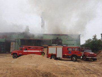 У Луцькому районі горів цех підприємства. ФОТО