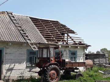 Повалені дерева, зірвані дахи, знищений врожай: у волинській громаді показали наслідки буревію. ФОТО