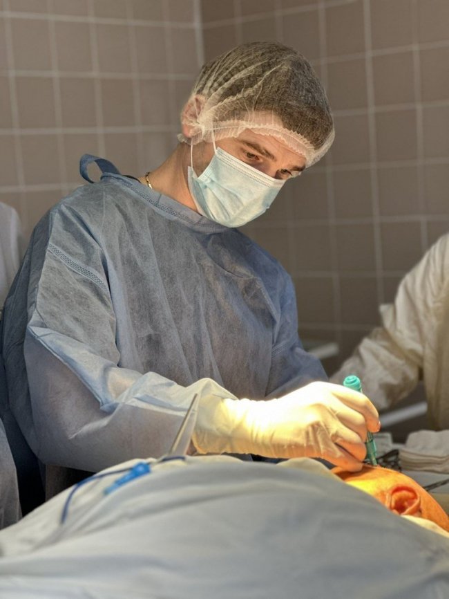 Волинянину рівненські лікарі видалили злоякісну пухлину шкіри голови