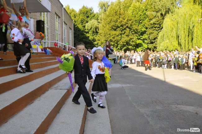 Першачки крокують у школі №17