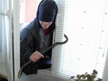 На Волині злодій через вікно заліз до будинку пенсіонерки та вкрав гроші 