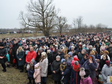 Під музику оркестру, з фотозоною та співами: як у Жидичині святкували Водохреще. ФОТО