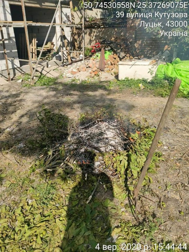  У Луцьку муніципали «на гарячому»  зловили чоловіка, який розвів багаття біля будинку