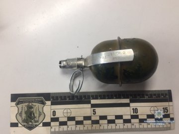 У луцькому розважальному центрі у чоловіка знайшли гранату і пістолет