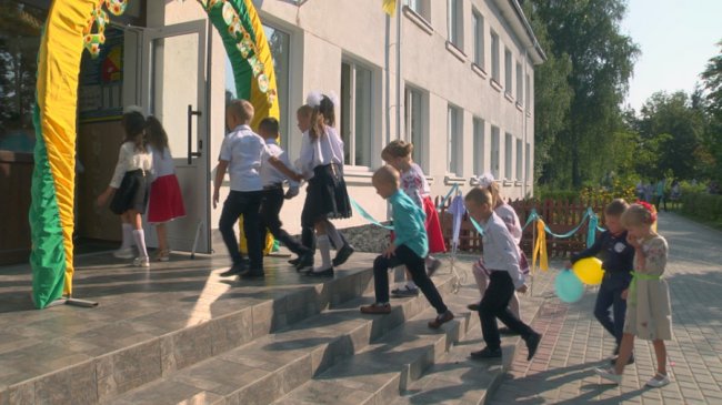 Сільським школам – інновації: на Волині благодійники зробили подарунки до Дня знань