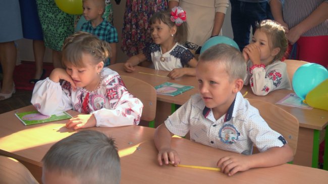 Сільським школам – інновації: на Волині благодійники зробили подарунки до Дня знань