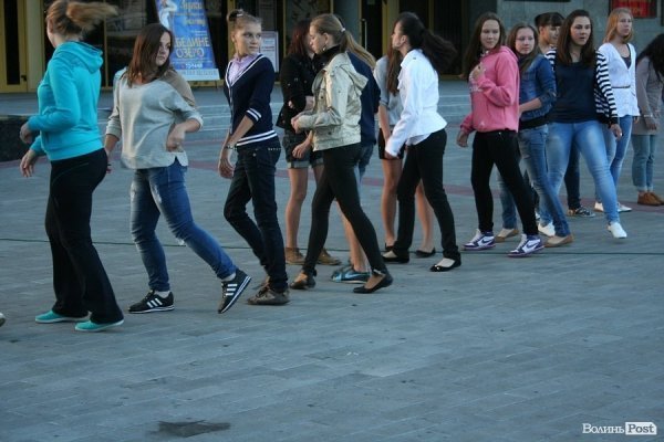 У центрі Луцька почався двомісячний танцювальний флешмоб. ФОТО