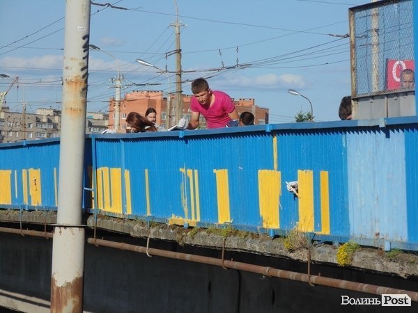 Луцький міст став синьо-жовтим. ФОТО