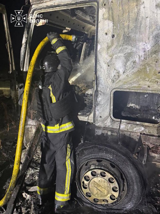 Внаслідок обстрілу Росії горіли автостоянки у Луцькому та Ковельському районах. ФОТО