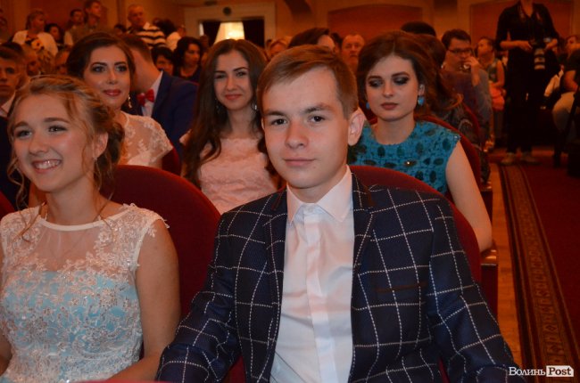 «Ви переможці»: у Луцьку нагородили випускників-медалістів. ФОТО