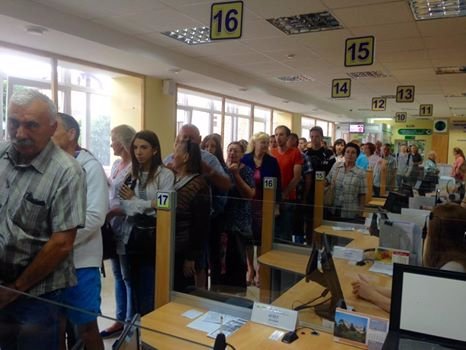 Лучани «штурмують» ЦНАП за паспортами