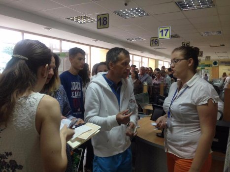 Лучани «штурмують» ЦНАП за паспортами