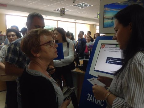 Лучани «штурмують» ЦНАП за паспортами