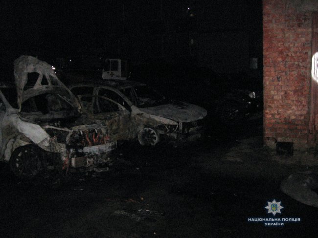 У Рівному вночі горіли автівки