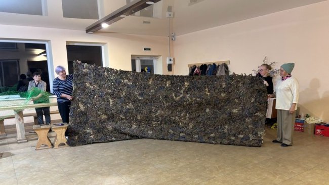 Волонтери на Волині вже три роки плетуть маскувальні сітки для армії