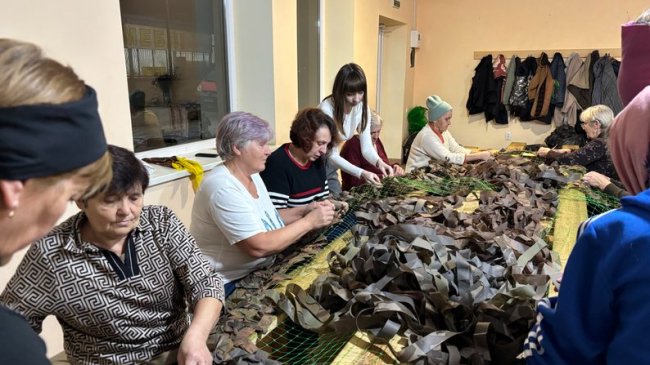 Волонтери на Волині вже три роки плетуть маскувальні сітки для армії