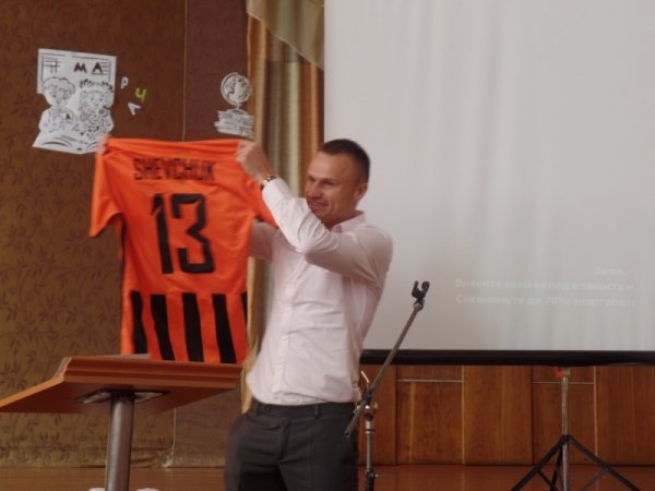 Відомий український футболіст першого вересня відвідав рідну школу в Луцьку. ФОТО