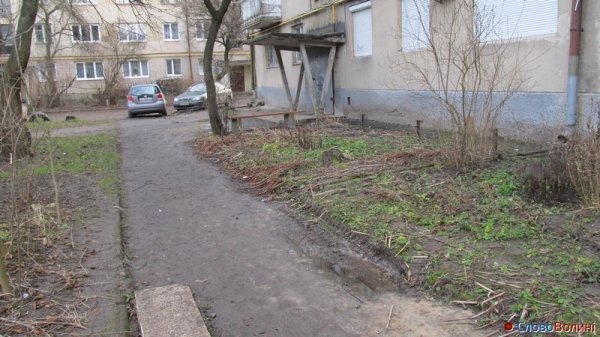 Проблема в луцькому дворі: автівки перегородили в'їзд. ФОТО