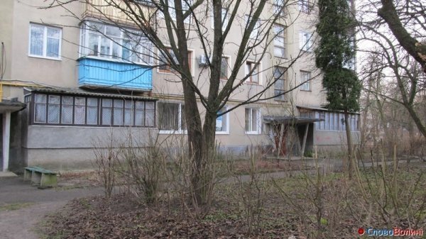 Проблема в луцькому дворі: автівки перегородили в'їзд. ФОТО