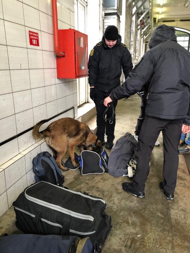 Волинянин у шкарпетці хотів перевезти через кордон наркотики. ФОТО