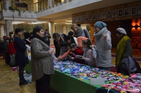 Добро під ялинку: в Луцьку новорічний благодійний ярмарок
