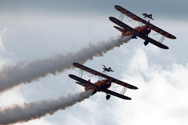 Безстрашні акробатки з команди Breitling Wingwalkers під час виступу на святковому шоу на честь 100-річчя ВПС Швейцарії. (© Reuters)