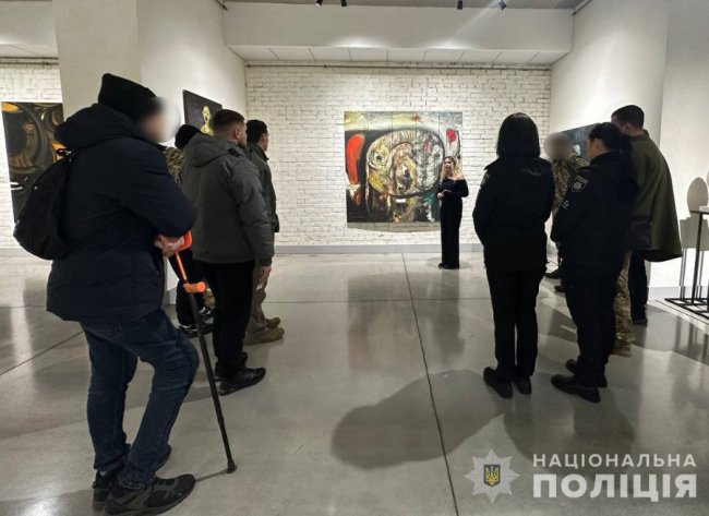 Реабілітація мистецтвом: у Луцьку поліцейські влаштували для поранених колег та військових екскурсію до музею