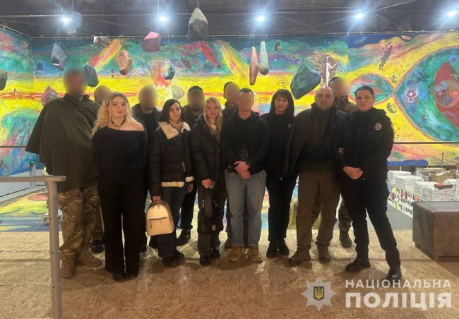 Реабілітація мистецтвом: у Луцьку поліцейські влаштували для поранених колег та військових екскурсію до музею