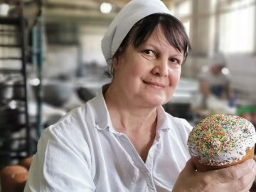 У волинській пекарні печуть великодні паски для українських військових