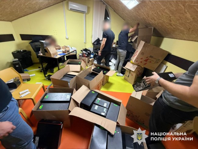 У Луцьку викрили криптошахрайський кол-центр: 60 операторів і 0 тисяч доходу щомісяця. ВІДЕО