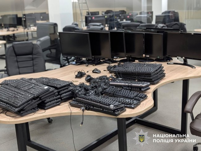 У Луцьку викрили криптошахрайський кол-центр: 60 операторів і 0 тисяч доходу щомісяця. ВІДЕО
