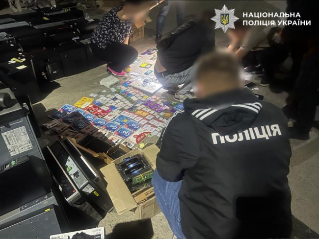 У Луцьку викрили криптошахрайський кол-центр: 60 операторів і 0 тисяч доходу щомісяця. ВІДЕО