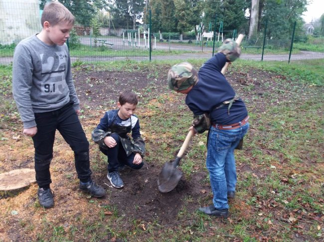 Волинські гімназисти посадили фруктовий сад в честь ювілею навчального закладу