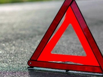 У Луцьку водій автівки зіткнувся з мотоциклом: двох людей госпіталізували 