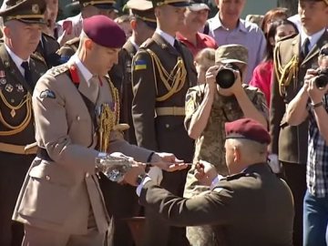 Уродженцю Волині вручили меч британської королеви. ВІДЕО