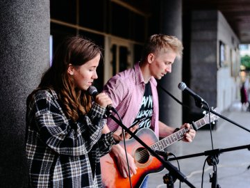 Співали Скрябіна і мокли під дощем: у Луцьку влаштували вечір пам’яті улюбленого співака.ФОТО