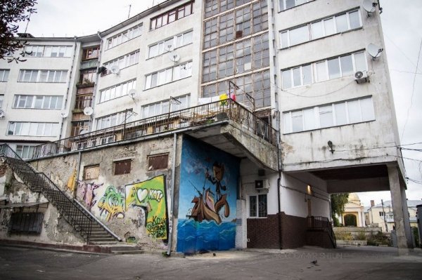 У самому центрі Луцька намалювали кота-пірата. ФОТО