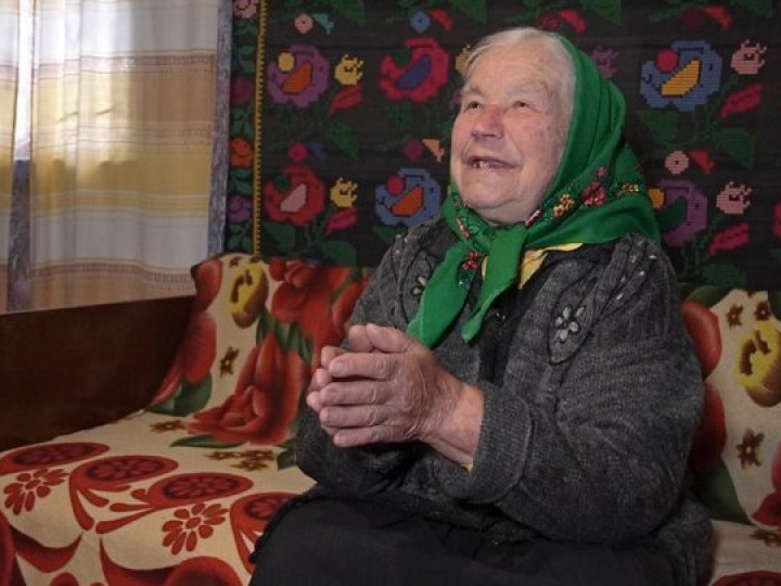 Садить город та носить воду з криниці: у 91 рік волинянка сама живе та господарює на хуторі