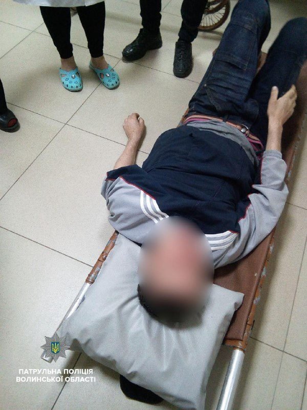 У Ковелі знайшли п'янючого чоловіка, який лежав біля дороги. ФОТО