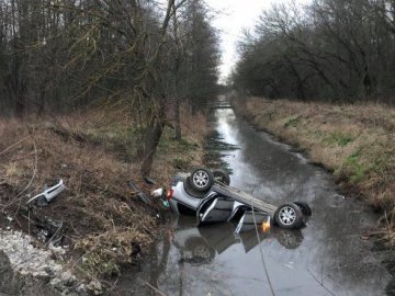 На Волині автівка злетіла з дороги та перевернулася у рів з водою. ФОТО. ВІДЕО