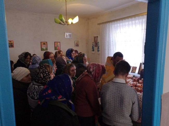 В селі на Волині парафіяни Московського патріархату моляться у старій хатині