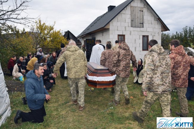 Волиняни встелили квітами шлях для кортежу полеглого Героя: в останню дорогу провели воїна Андрія Бондара